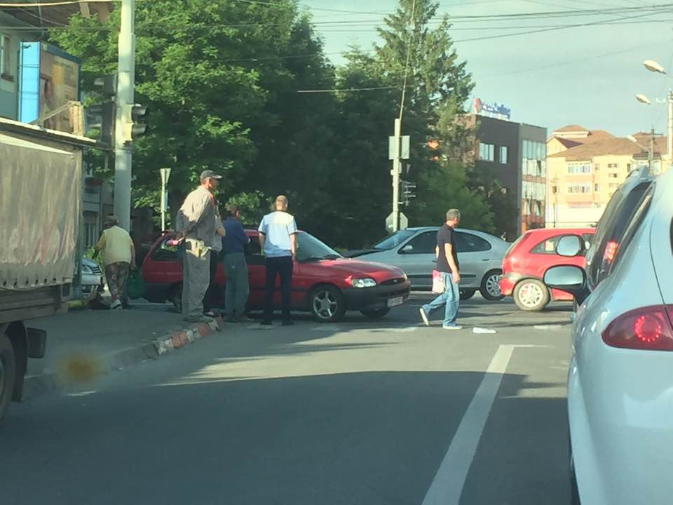 Accident pe Milea. Un șofer a trecut pe roșu și a lovit o mașină care venea de pe Luptei