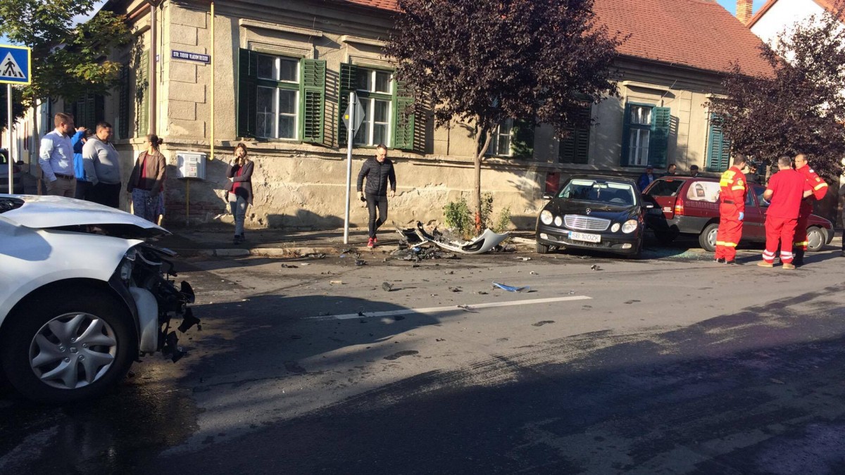 VIDEO FOTO Cea mai periculoasă intersecție din oraș: al 21-lea eveniment rutier a implicat trei mașini