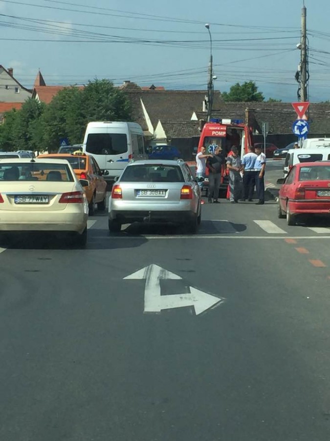 Femeie accidentată pe trecerea de pietoni