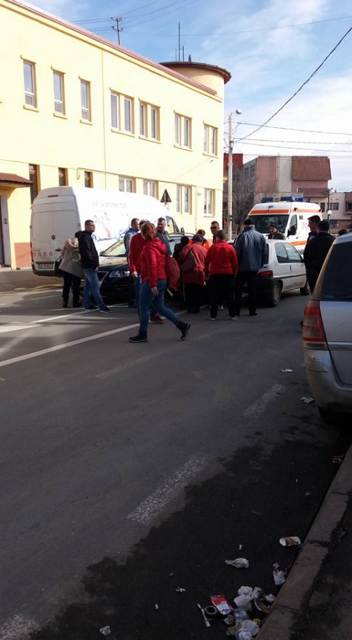 Un tânăr de 17 ani a ajuns la spital după ce a traversat neregulamentar