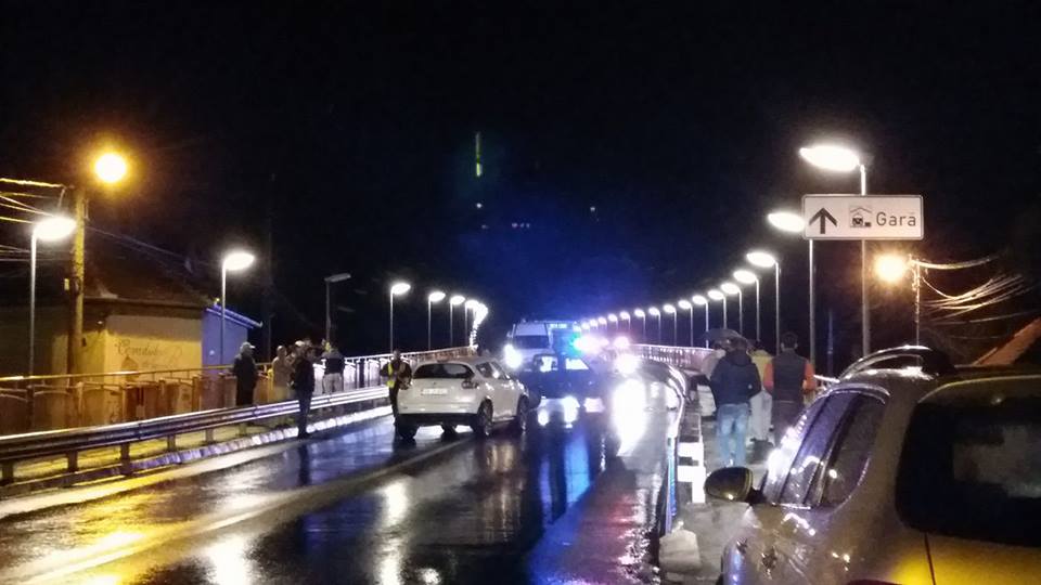 Foto | Trafic blocat pe Podul Gării, din cauza unui accident. Un șofer băut a intrat pe contrasens