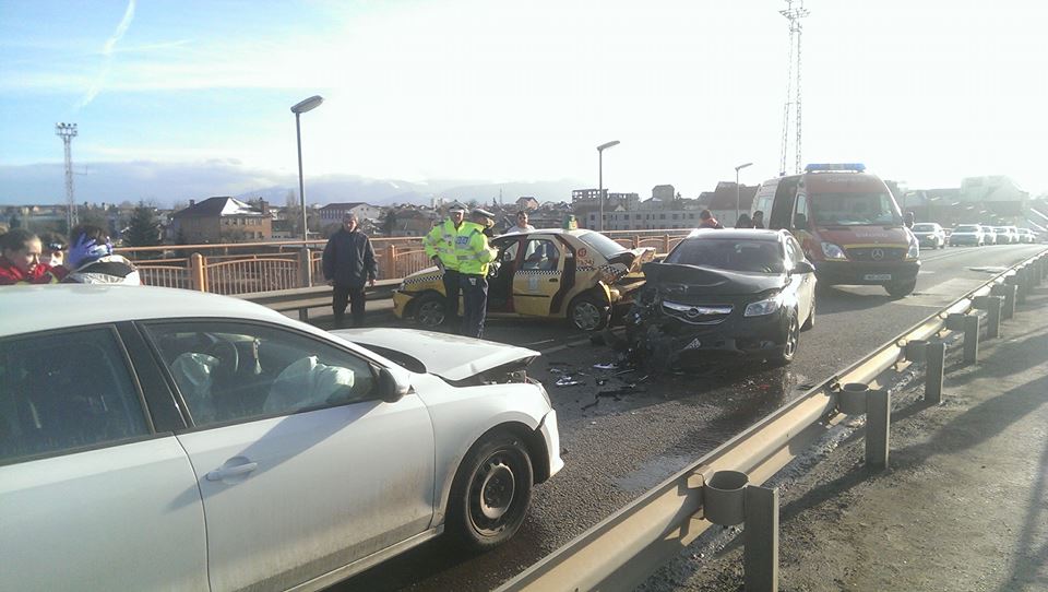 Accident pe Podul Gării, cu patru mașini implicate. Trafic blocat