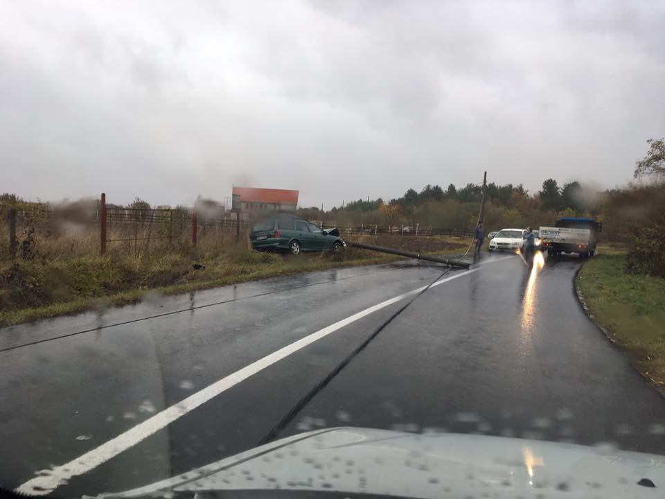 Un șofer beat a dărâmat cu mașina un stâlp și a fugit de la locul accidentului