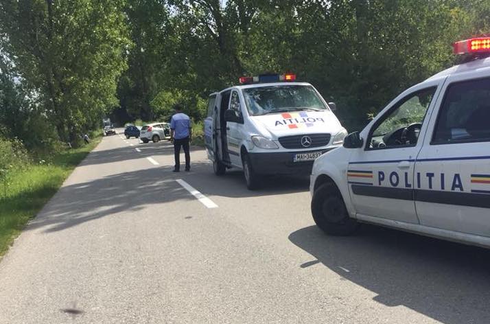 Trafic îngreunat spre Poplaca. Un șofer l-a ”înghesuit” pe altul în șanț