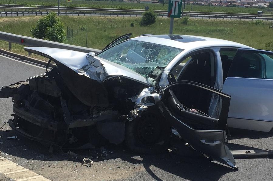 Un șofer de 70 de ani a provocat un accident cu trei victime pe autostradă