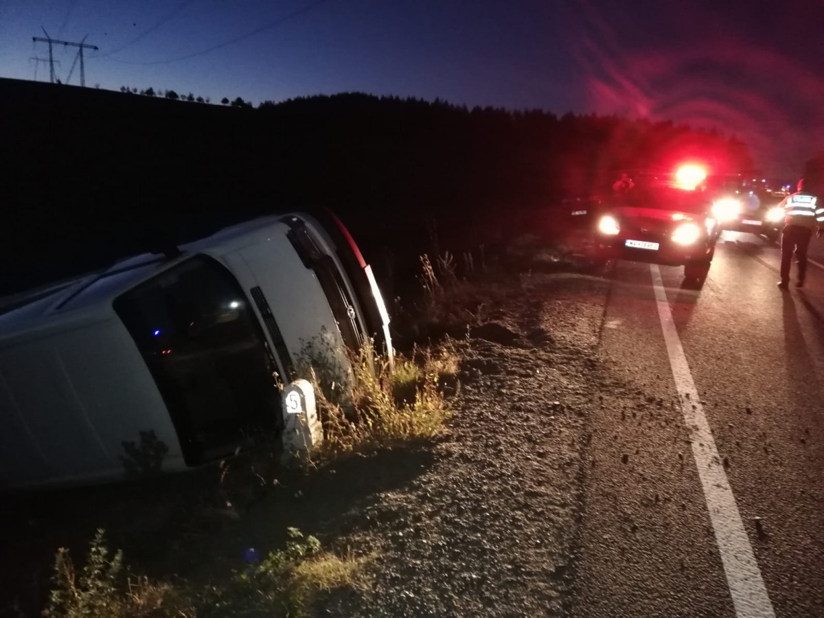 Accident între un microbuz de persoane și o mașină, pe DN 14