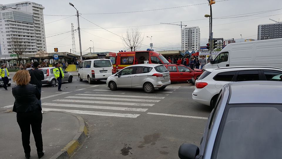 Accident la Piața Rahovei. Trei mașini implicate, mama și fiu - răniți | Foto