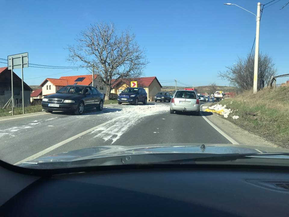 O mașină a fost lovită de cărămizi BCA căzute dintr-o camionetă