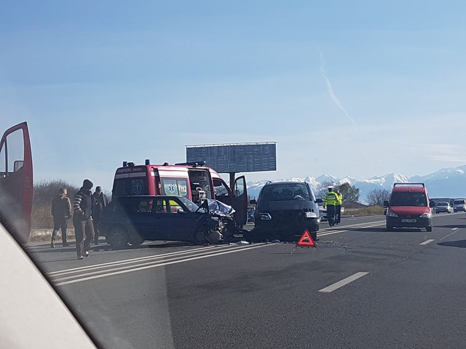 Accident la intrare în Sibiu. Cinci adulți și doi copii transportați la spital
