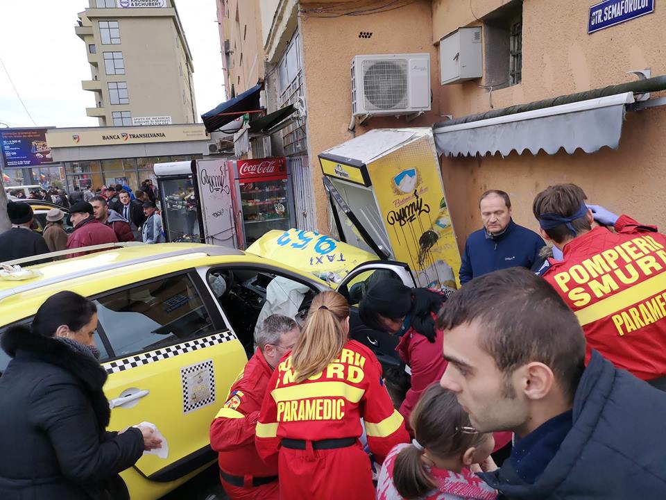 Accident grav lângă piața din Vasile Aaron. Șoferul microbuzului nu a acordat prioritate