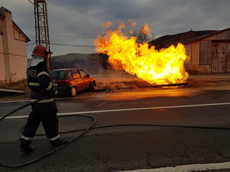 Sibieni salvați de trecători, după un accident la Petrești. Șoferul a intrat într-o conductă de gaz | VIDEO