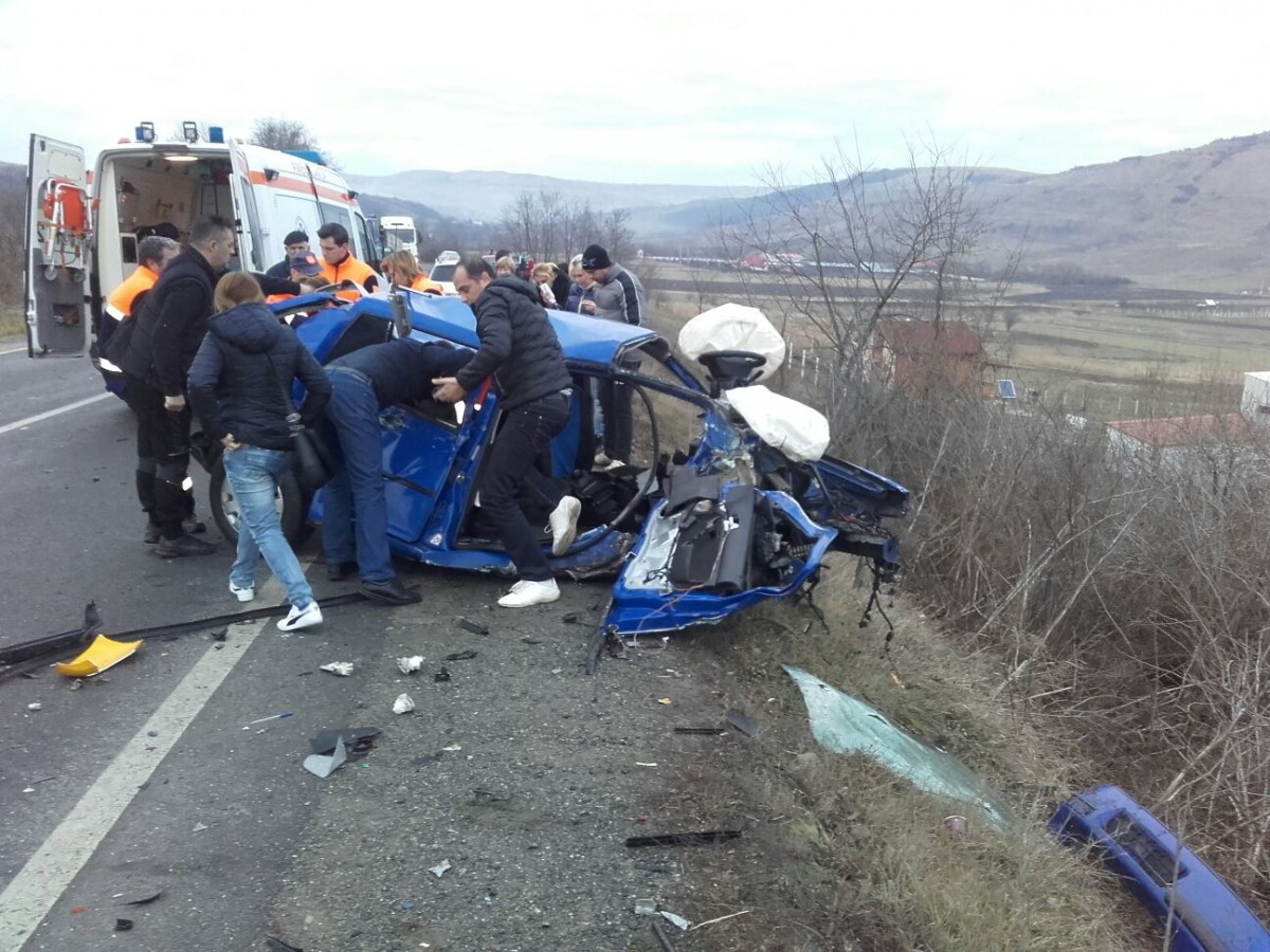 Tânărul care a intrat ieri cu mașina într-un camion a murit