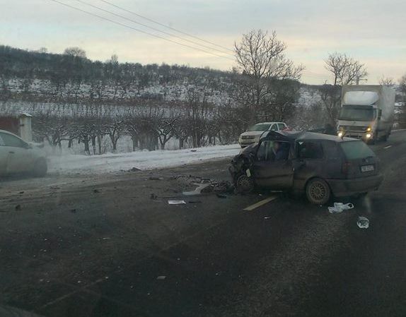 Trafic blocat la Slimnic: tamponare frontală cu o persoană încarcerată