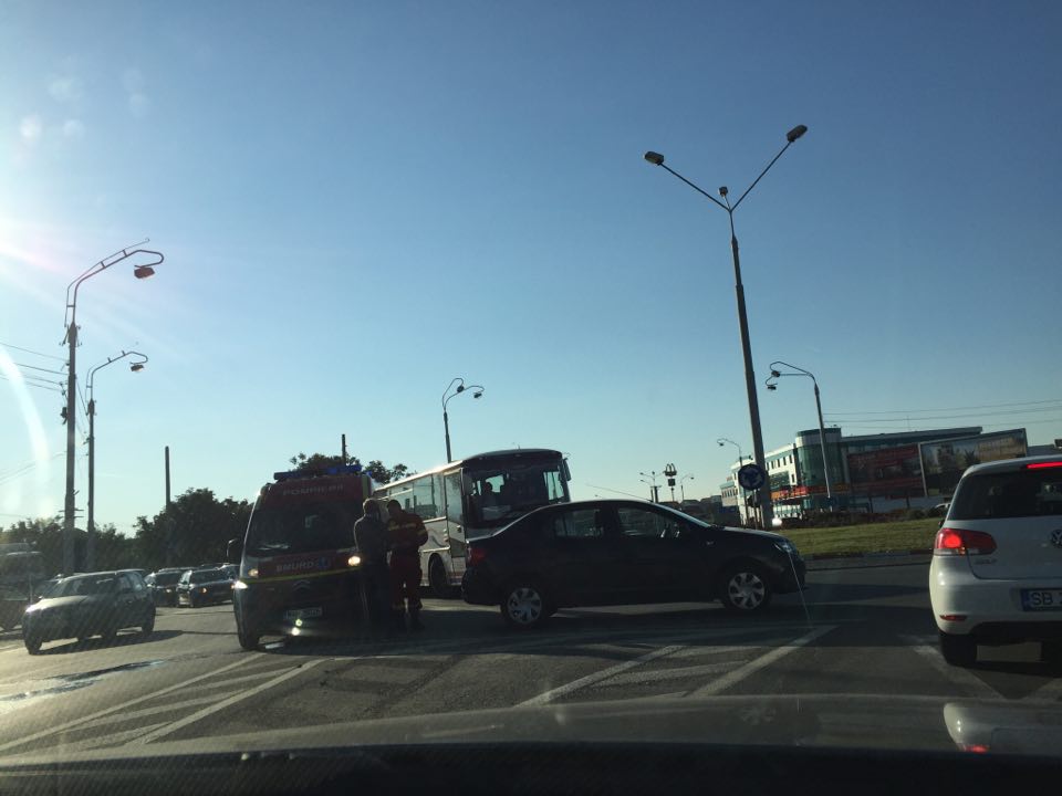 Accident cu o ambulanță SMURD, aflată în misiune. Un șofer nu i-a acordat prioritate în sensul giratoriu