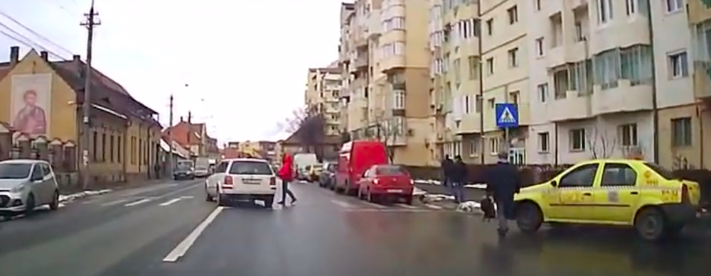 VIDEO-Un șofer neatent aproape lovește o femeie pe trecerea de pietoni