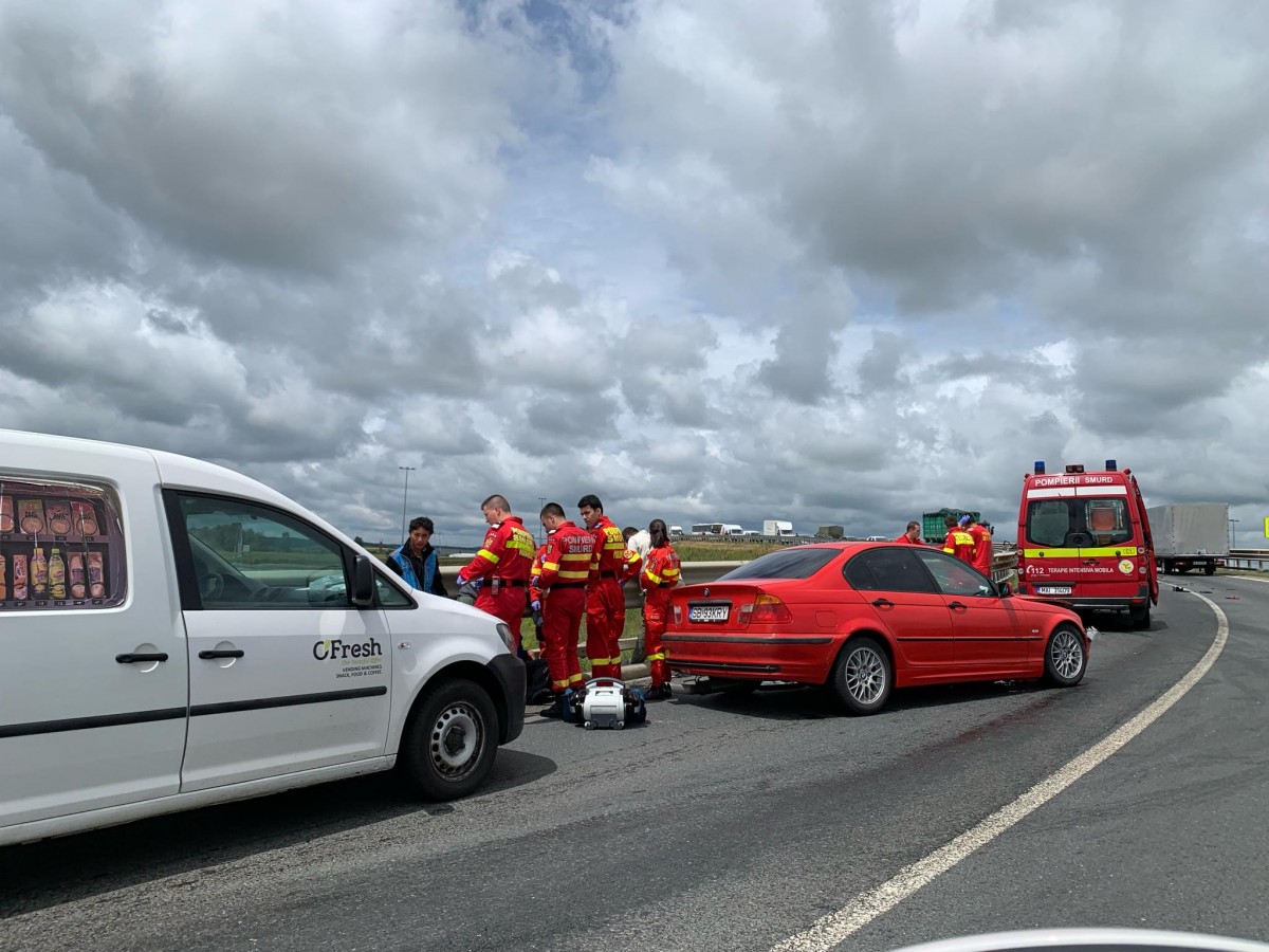 Carambol pe podul de peste autostradă, la intrare în Șura Mică. Doi bărbați au ajuns la spital