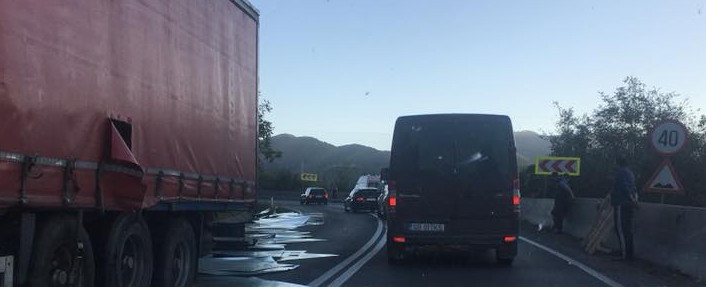 VIDEO Accident la Tălmaciu. S-a trezit cu folii de metal pe mașină
