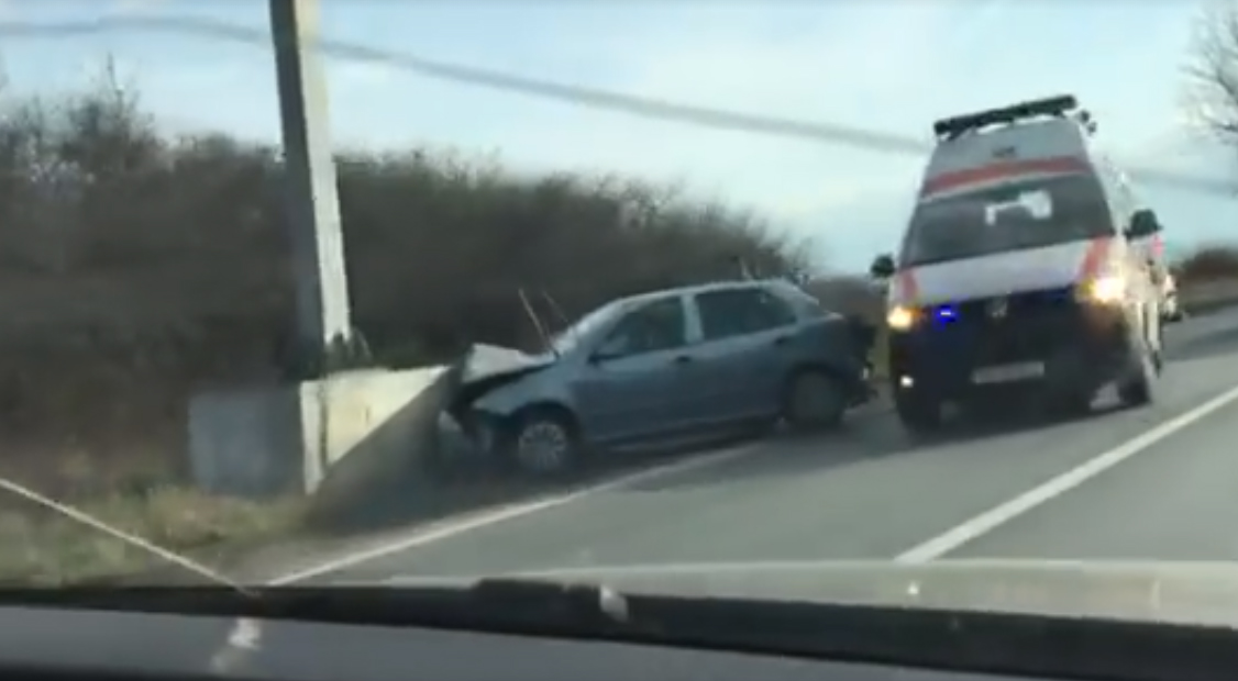 VIDEO Nu a păstrat distanța față de mașina din față și a ajuns într-un stâlp