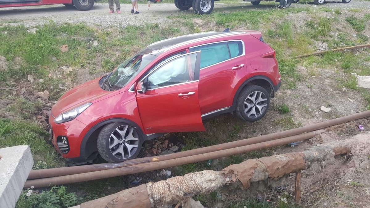 Foto. Accident la Tălmaciu: un autoturism l-a împins pe altul în afara șoselei