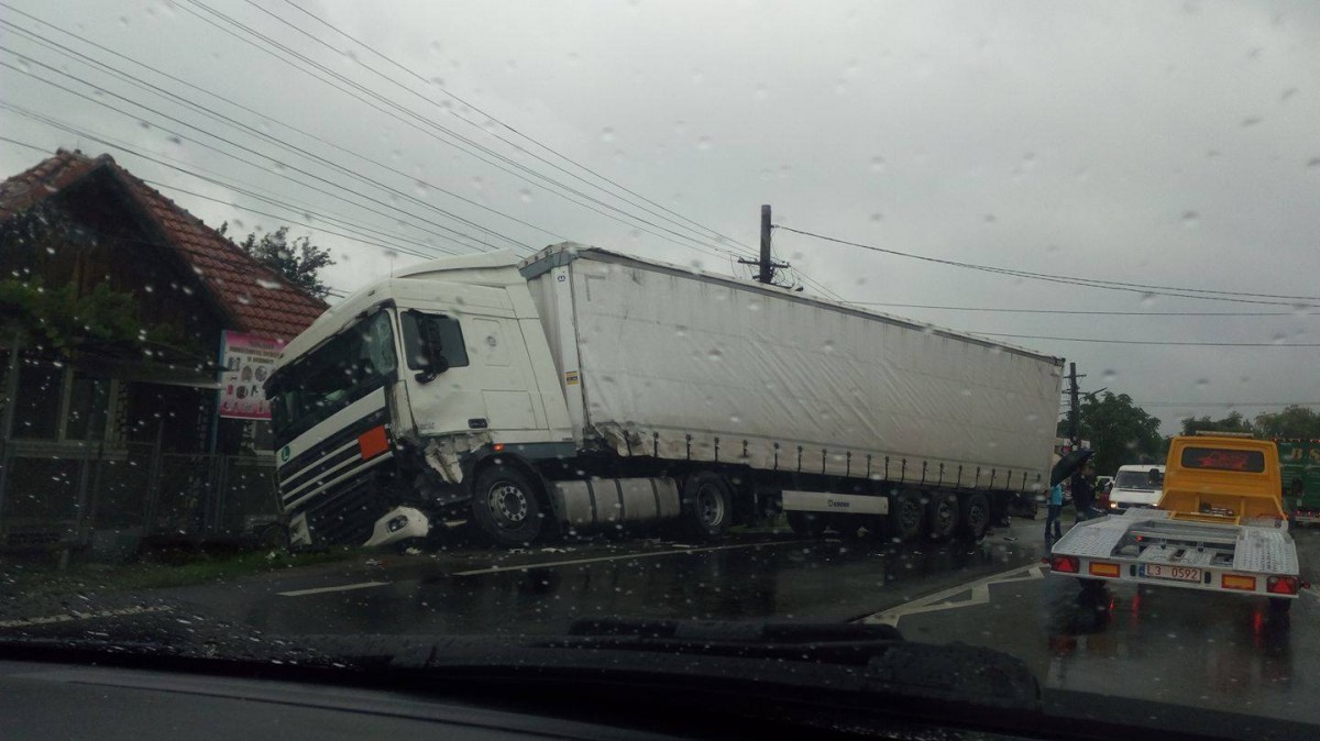 Accident în Tălmaciu. Coloana de mașini se întinde pe câțiva km