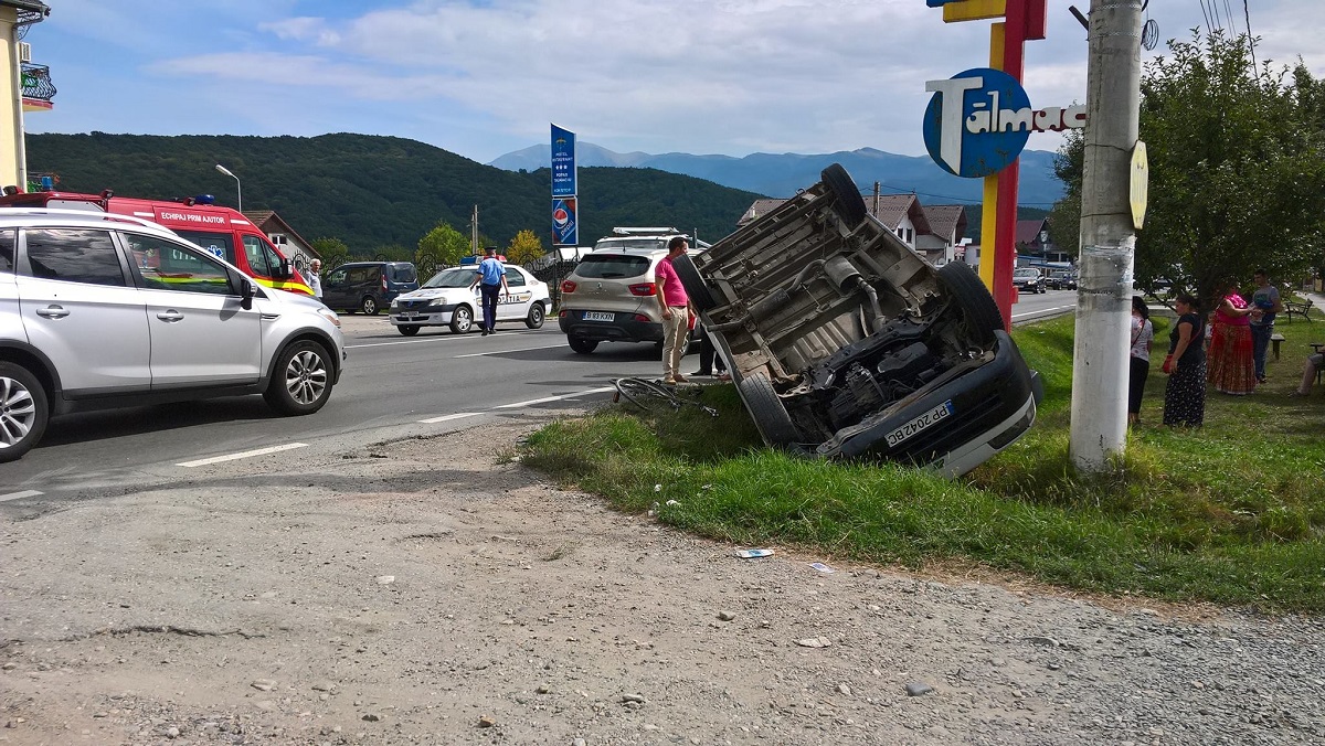 Tălmaciu: un microbuz s-a răsturnat încercând să evite un biciclist