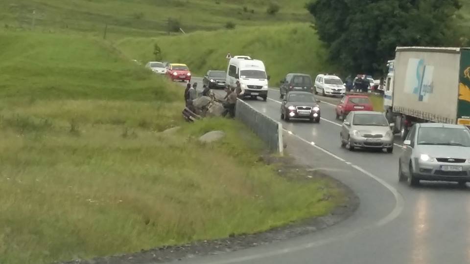 Mașina condusă de un șofer de 70 de ani a acvaplanat și a lovit o alta, care s-a răsturnat în șanț