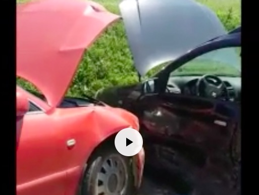 VIDEO Accident grav pe DN14: O șoferiță a depășit fără să se asigure