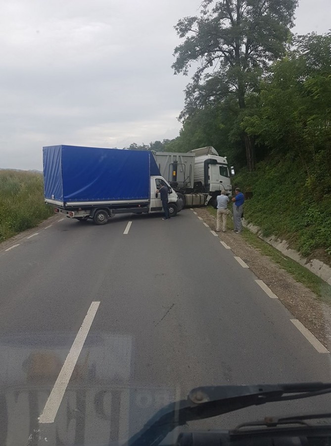 Accident cu trei autovehicule la intrare în Târnava. O persoană rănită