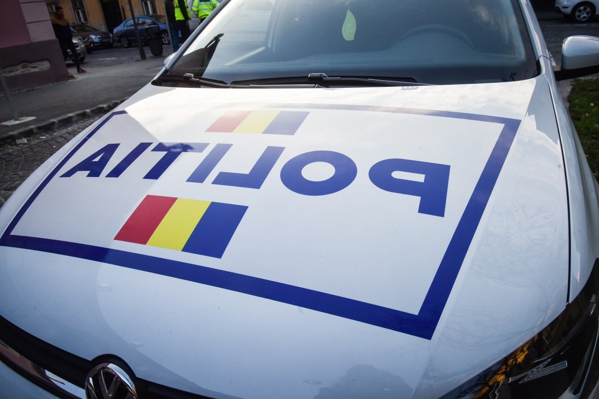 A furat o mașină din Sibiu și s-a oprit cu ea în stâlp