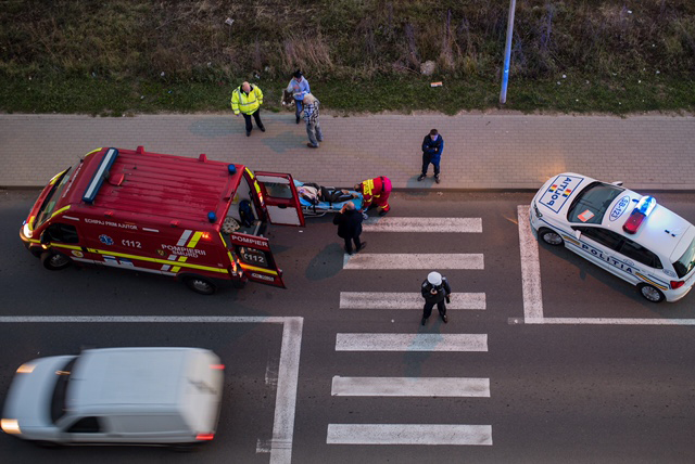 FOTO Accident pe trecere. Șoferul nu a așteptat ca femeia să ajungă pe trotuar