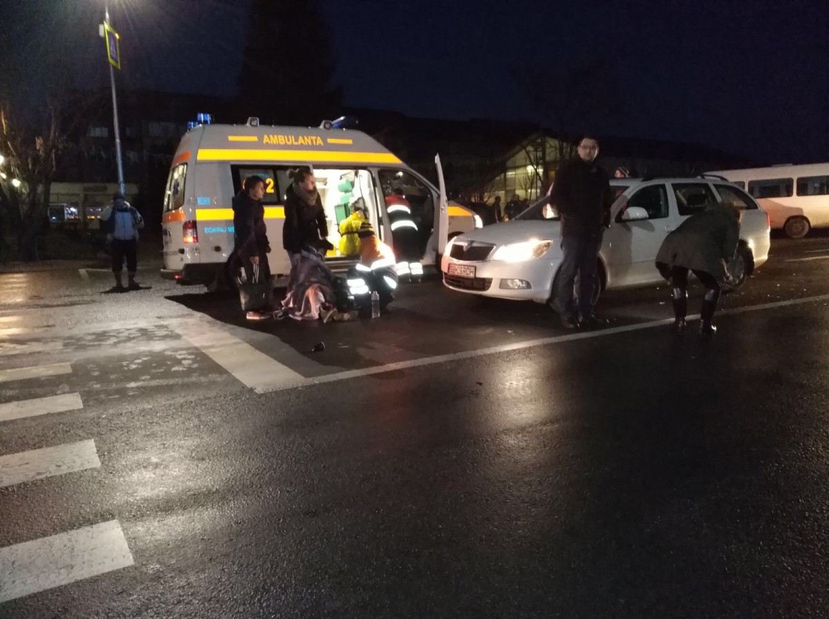 Foto-Video. Două fete și un băiat, loviți pe trecerea de pietoni de un microbuz
