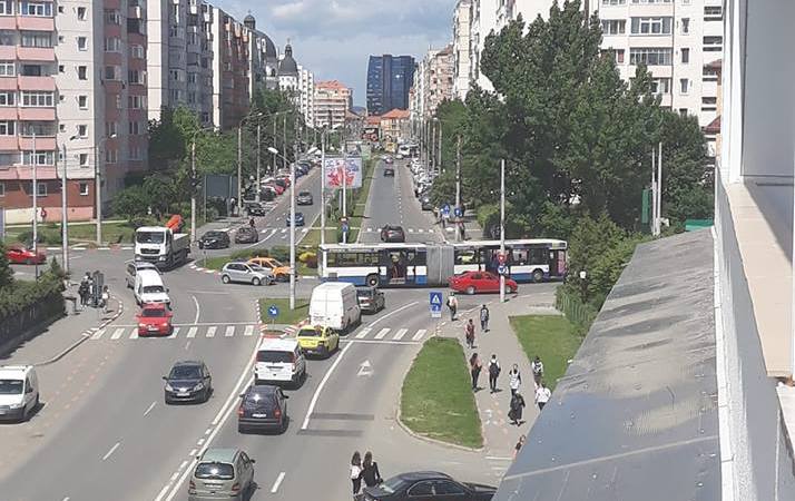 Ziua de 13 a venit mai târziu la Tursib: două autobuze s-au stricat. Al treilea s-a tamponat