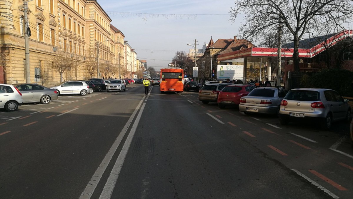 Un bătrân rănit în autobuz, în urma unei tamponări