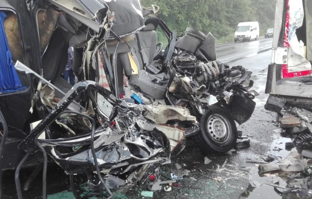 Trei români morţi şi alţi şase răniţi, într-un accident pe o autostradă din Ungaria