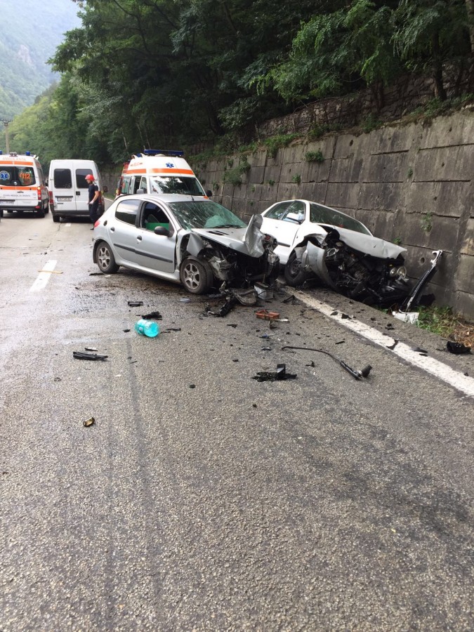 A intrat într-o mașină care transporta stupi. Apicultorii au fost chemați în ajutor pentru 