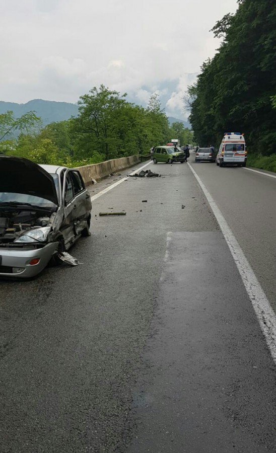 Accident pe Valea Oltului. O mașină a intrat pe contrasens