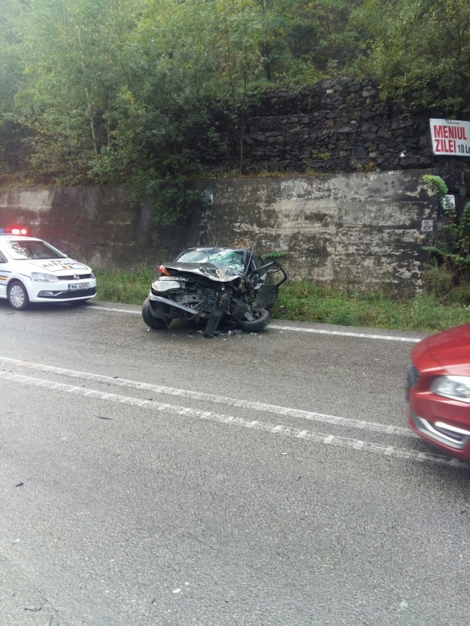 Foto | Accident cu trei mașini pe Valea Oltului. Cinci răniți, dintre care doi copii