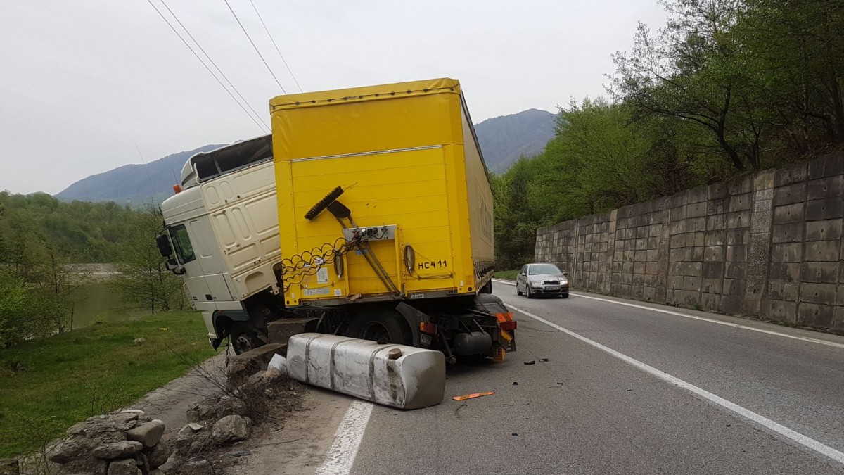 Accident frontal pe Valea Oltului între un camion și un Mercedes