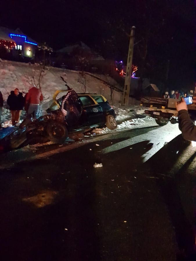 Trei persoane rănite într-un accident pe Valea Oltului. Trafic blocat