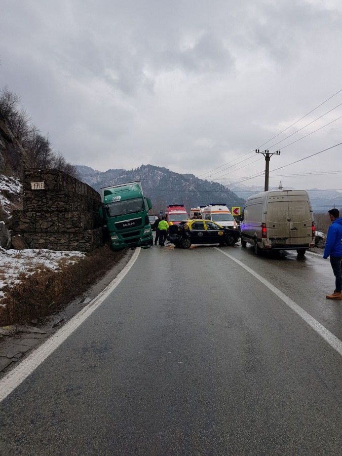 Accident pe Valea Oltului. O dubă a depășit neregulamentar și a intrat într-un taxi