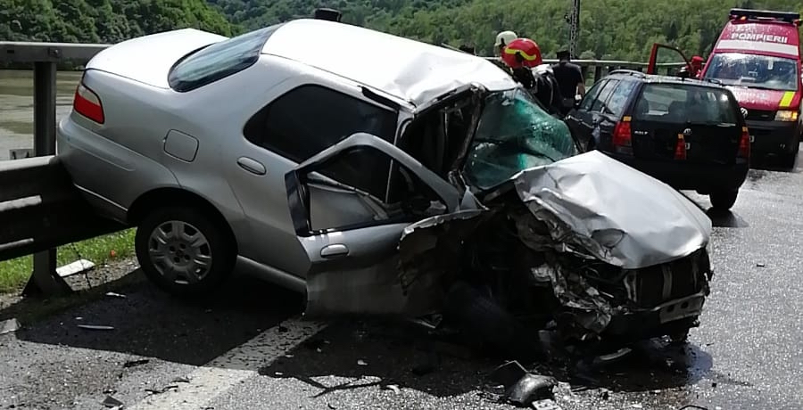 Accident pe Valea Oltului. Încercare ilegală de a depăși un TIR