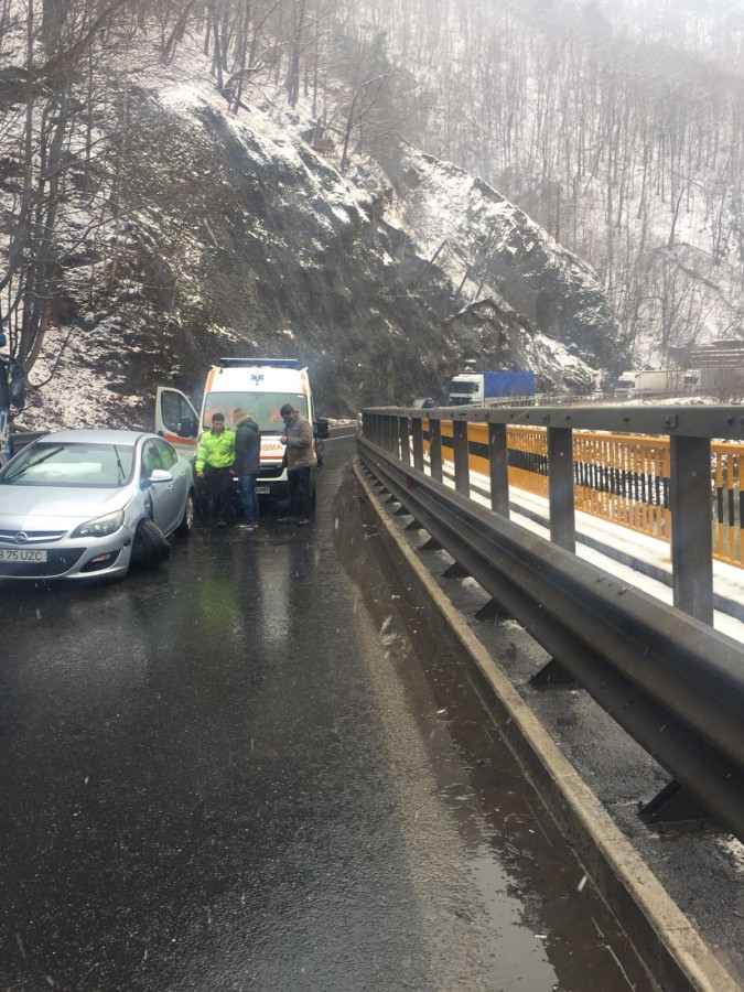 Accident pe Valea Oltului. Depășire neregulamentară pe viaductul de la Cârligu Mic