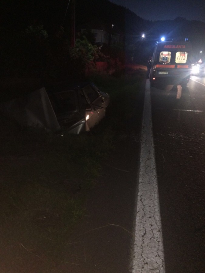 A adormit la volan și a intrat cu mașina într-un cap de pod. Se circulă alternativ pe Valea Oltului