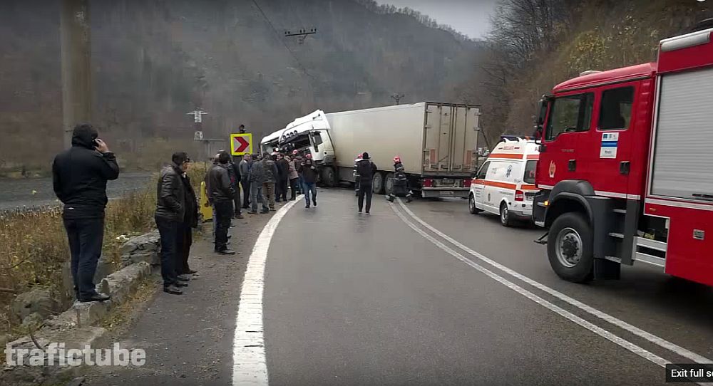 VIDEO – Accident frontal între două TIR-uri, pe Valea Oltului, surprins de camera de filmat