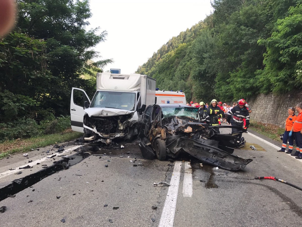 Foto Video| Un mort și trei răniți, într-un accident grav pe Valea Oltului. Un șofer a adormit la volan