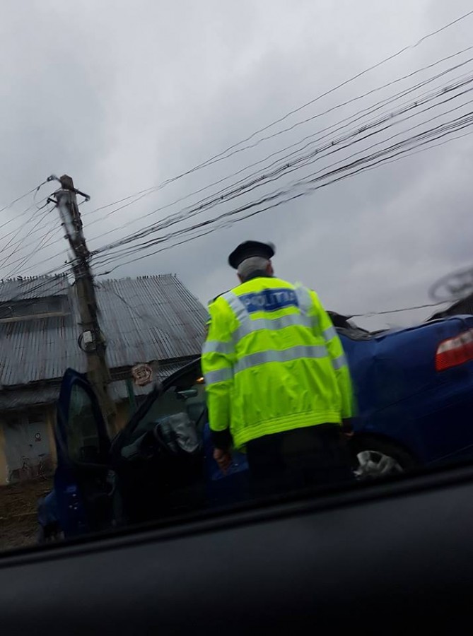 Accident în Cisnădie: O șoferiță a intrat într-un stâlp. Un copil de câțiva ani este rănit