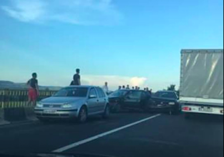 Accident pe DN 1, pe podul de la  Bradu. Doi copii răniți