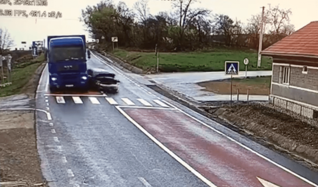 VIDEO-Accident pe DN 1 Sibiu-Brașov, provocat de un tânăr băut care a ieșit în fața camionului