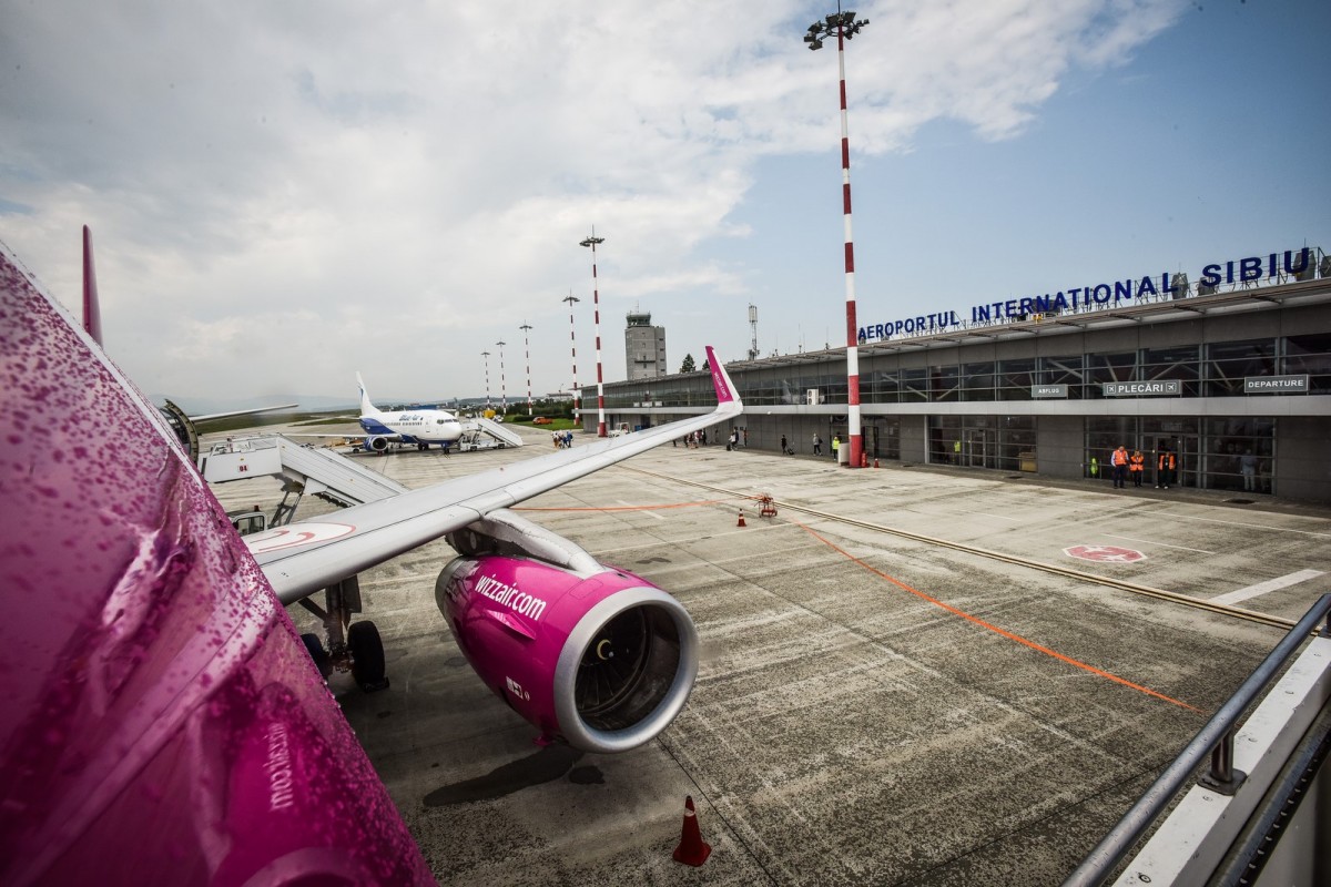 Un vâlcean urmărit național a fost prins de polițiști pe aeroportul din Sibiu