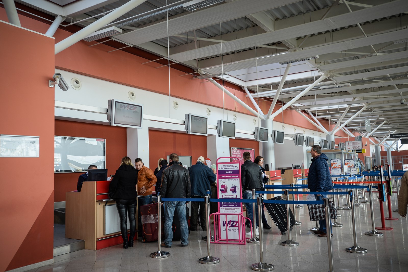 ACTUALIZARE Doi cetățeni blocați pe Aeroportul Sibiu. Ce spune Poliția de Frontieră